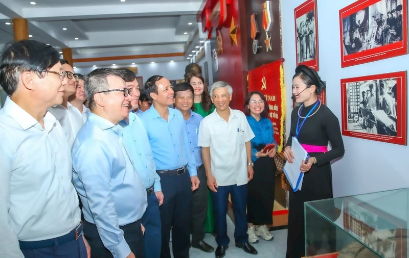 Đoàn Hội Nhà báo Việt Nam tham quan Di tích Địa điểm thành lập Hội tại thôn Roòng Khoa, xã Điềm Mặc, huyện Định Hóa, tỉnh Thái Nguyên. Ảnh: SƠN HẢI