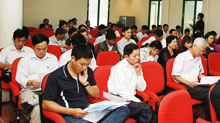 Cổ đông xem xét báo cáo tài chính của doanh nghiệp tại đại hội cổ đông. Ảnh: NAM ANH