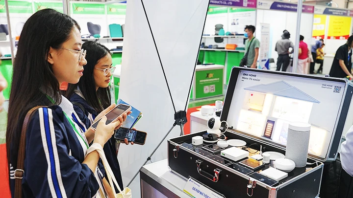 Sản phẩm thiết bị điện thông minh được người tiêu dùng quan tâm. Ảnh: NAM ANH