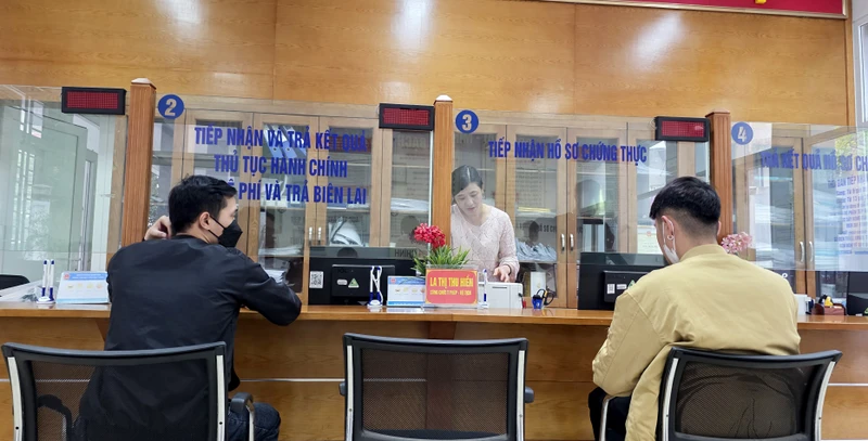Người dân làm thủ tục hành chính tại một cửa liên thông. Ảnh: HẢI NAM