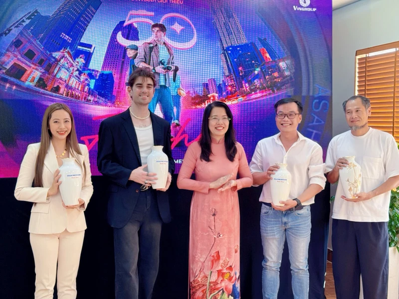 Ê-kíp sản xuất cùng các đại biểu trong lễ ra mắt bộ phim quảng bá du lịch.