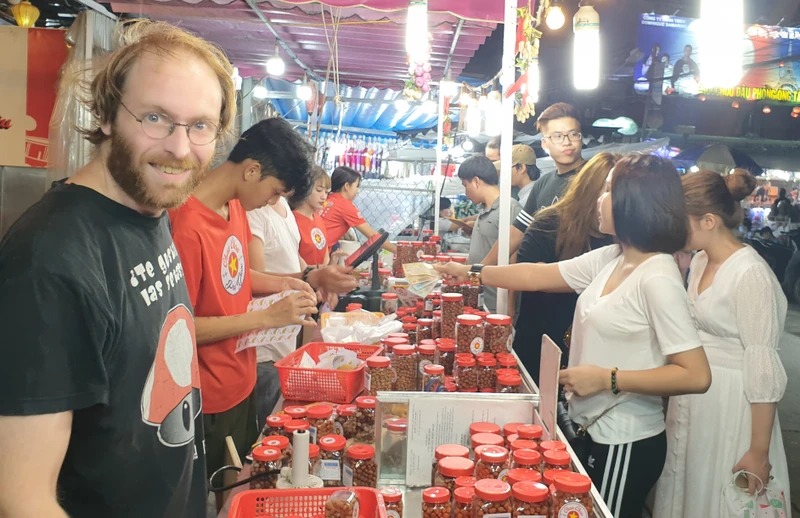 Chợ đêm Phú Quốc. Ảnh: BẮC SƠN