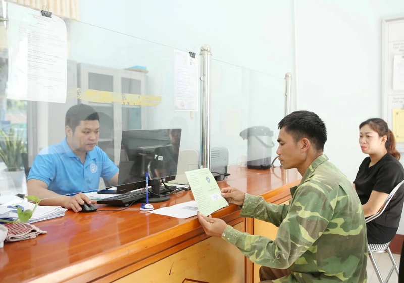 Hướng dẫn người dân sử dụng sổ Bảo hiểm xã hội.