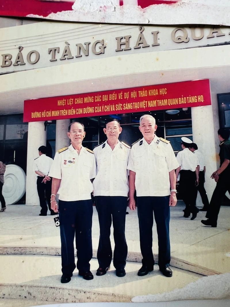 Thuyền trưởng Nguyễn Xuân Thơm (bên trái) và Thuyền trưởng Nguyễn Văn Đức (bên phải) cùng Thuyền trưởng tàu 675 Phạm Duy Tam chụp ảnh lưu niệm trong lần thăm Bảo tàng Hải quân.