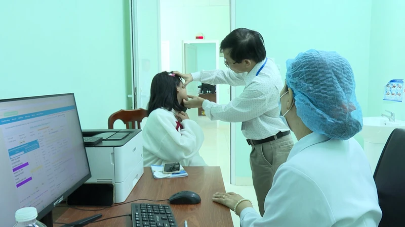 Khám, chữa bệnh tại Khoa Nội nhi-Nhiễm, Trung tâm Y tế huyện Đăk Hà.