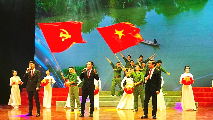 Hào hùng, sống động, trẻ trung. Đó là một số đòi hỏi với nghệ sĩ hôm nay khi truyền tải các ca khúc cách mạng. Ảnh: HOÀNG HOA