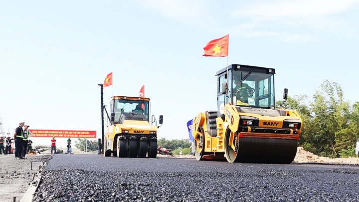 Sôi nổi không khí thi đua trên các công trường cao tốc bắc-nam.