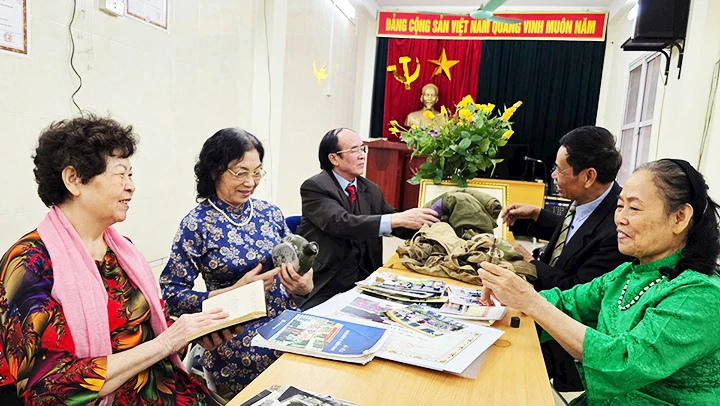Ông Lại Cao Bình (góc trái) ôn lại kỷ niệm chiến trường cùng những chiến sĩ miền nam năm xưa.