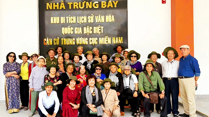 Các y, bác sĩ trong chuyến về thăm Khu di tích căn cứ Trung ương Cục miền Nam (tỉnh Tây Ninh).