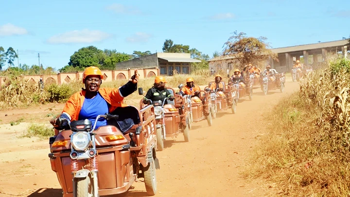 Xe ba bánh điện tại vùng nông thôn ở Zimbabwe. Ảnh: CNN