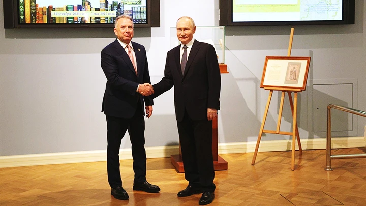 Tổng thống Nga V.Putin (phải) gặp gỡ Đặc phái viên Mỹ Steve Witkoff tại Moscow. Ảnh: REUTERS