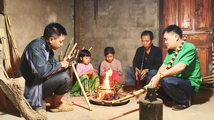 Nghe kể chuyện khèn bên bếp lửa.