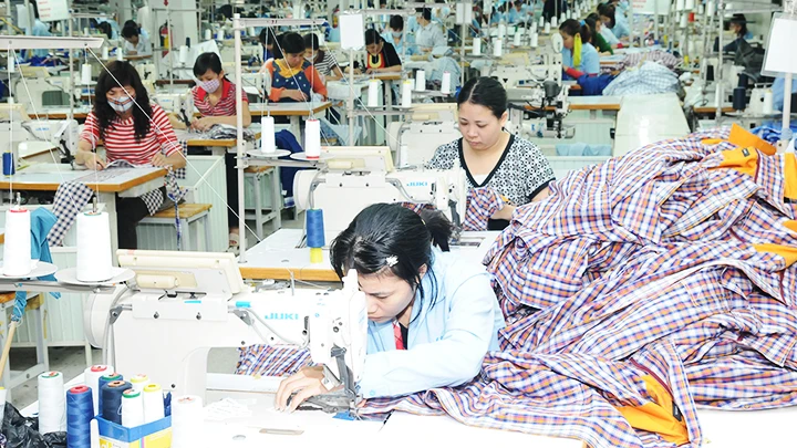 Các doanh nghiệp may gấp rút hoàn thành sớm các đơn hàng trước thời gian áp thuế. Ảnh: NGUYỆT ANH