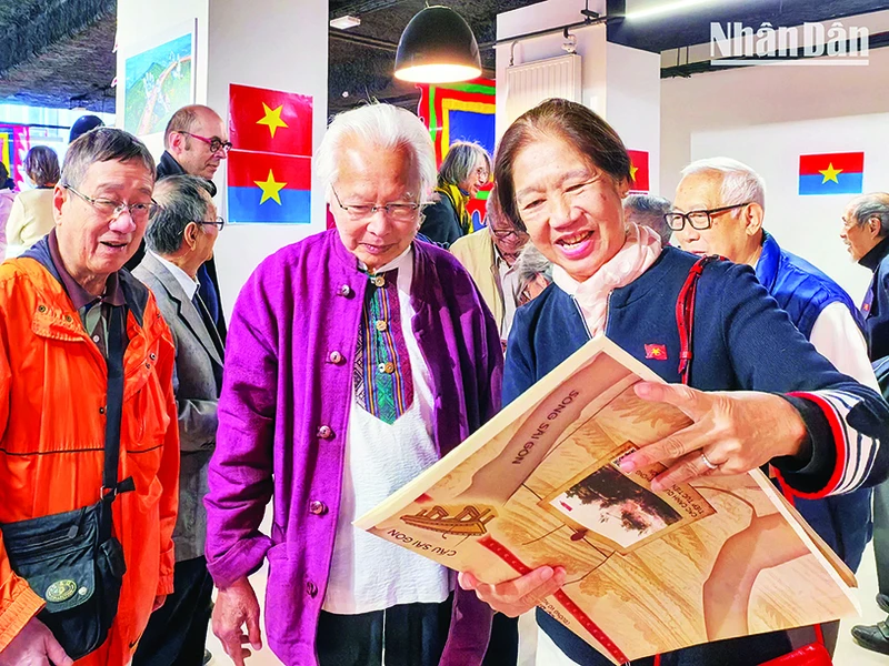 Phụ san đặc biệt của Báo Nhân Dân đã giúp bà con kiều bào tại Pháp ôn lại dấu mốc lịch sử vĩ đại của dân tộc. Ảnh: MINH DUY