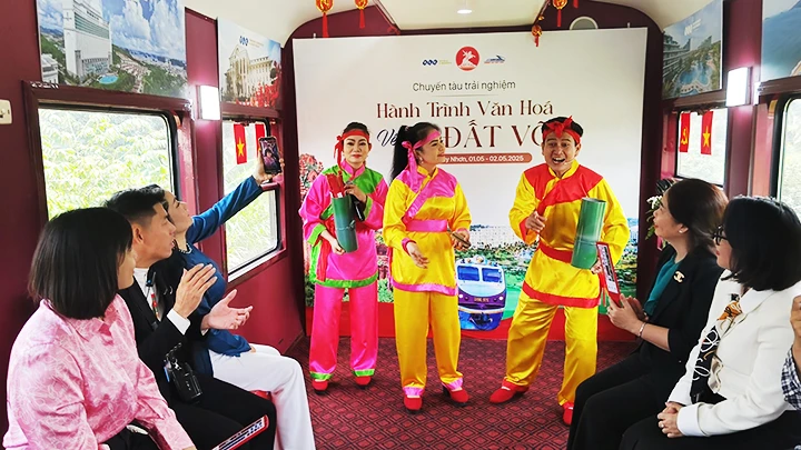 Các nghệ nhân biểu diễn hát bài chòi trên chuyến tàu hỏa tham quan mới khai thác.