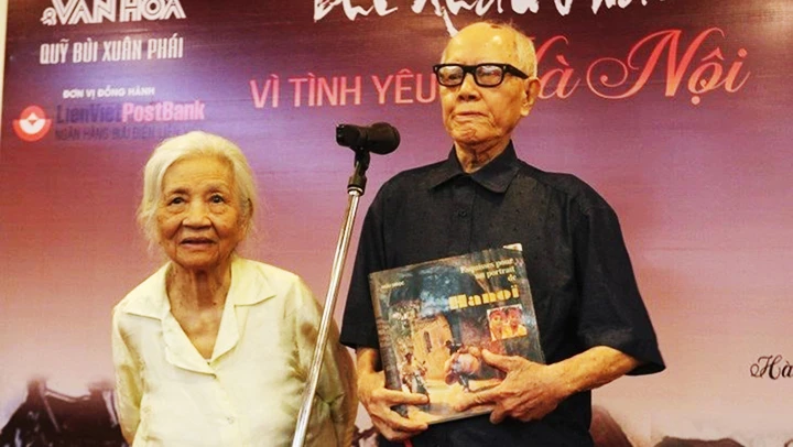 Nhà văn hóa Hữu Ngọc và phu nhân trên bục danh dự nhận Giải thưởng Lớn - Giải thưởng Bùi Xuân Phái - Vì tình yêu Hà Nội năm 2017. Ảnh: NGUYỄN ĐÌNH TOÁN