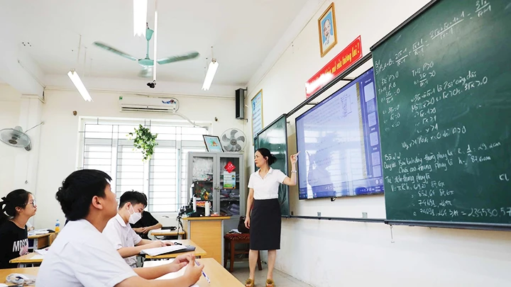 Các thầy, cô giáo Trường THCS Lê Quý Đôn, Cầu Giấy, Hà Nội đang tích cực ôn luyện cho học sinh khối 9. chuẩn bị thi vào lớp 10 tại Hà Nội.