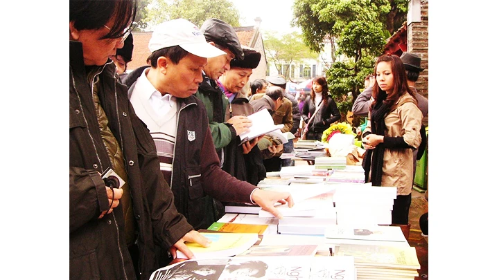 Thực tiễn xuất bản, phát hành còn nhiều khó khăn đối với nhà xuất bản và các tác giả. Ảnh: HOÀNG HOA