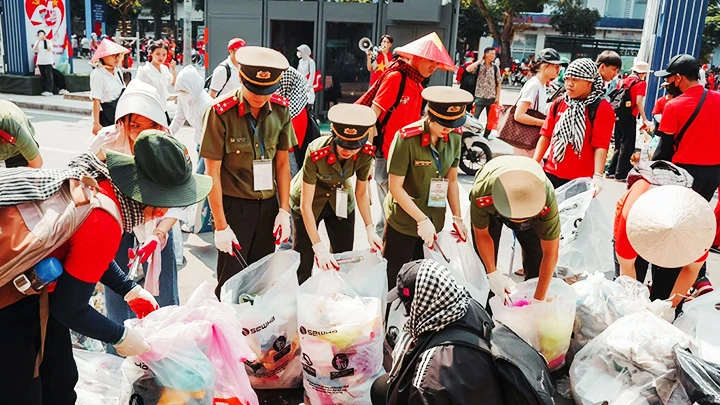 Tình nguyện viên Cộng đồng xanh Việt Nam và đoàn thanh niên Công an Thành phố Hồ Chí Minh thu gom rác.