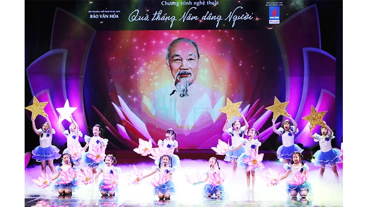 “Quà tháng Năm dâng Người”