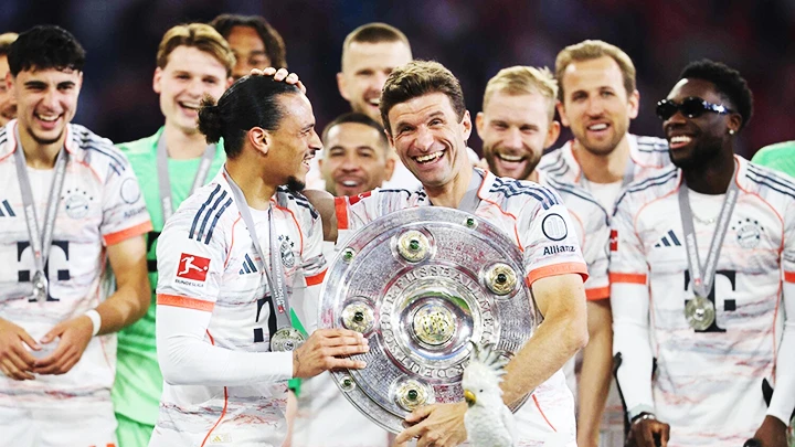 Thomas Müller hạnh phúc với đĩa bạc Bundesliga trên tay, trong trận đấu cuối cùng anh khoác áo Bayern Munich.