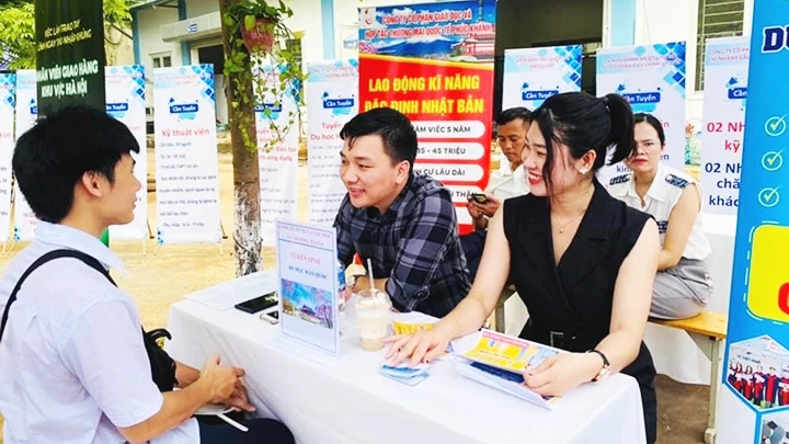 Hoạt động tư vấn, giới thiệu việc làm do Trung tâm Dịch vụ việc làm Hà Nội tổ chức.