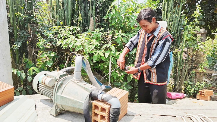 Ánh sáng về làng Canh Tiến