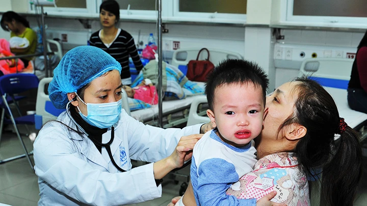 Khám bệnh tại Khoa cấp cứu, Bệnh viện Nhi Trung ương. Ảnh: HẢI ANH