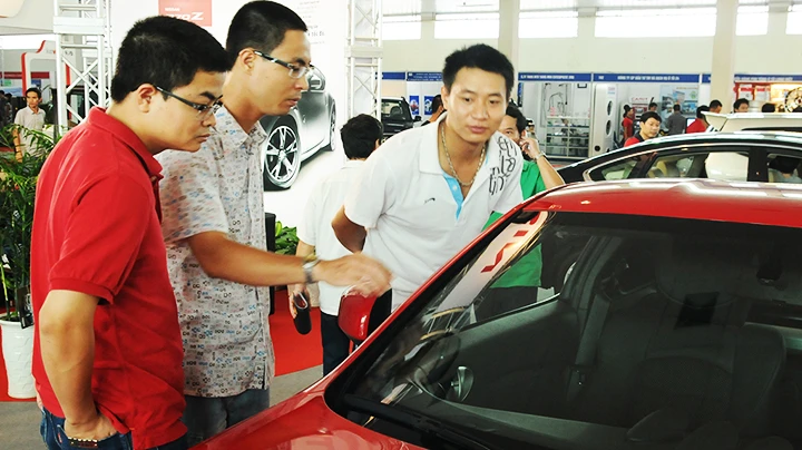 Người tiêu dùng cần cẩn trọng khi giao dịch mua bán xe. Ảnh: BẮC SƠN