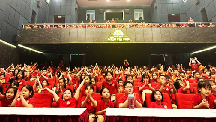 Học sinh thưởng thức vở kịch “Lời bà kể”.