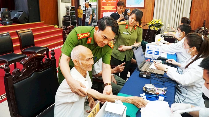 Công an Hà Nam thực hiện công tác lấy mẫu ADN thân nhân liệt sĩ chưa xác định danh tính.