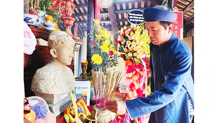 Dâng hương bên trong nhà thờ Đặng Huy Trứ ở Hương Trà, TP Huế.