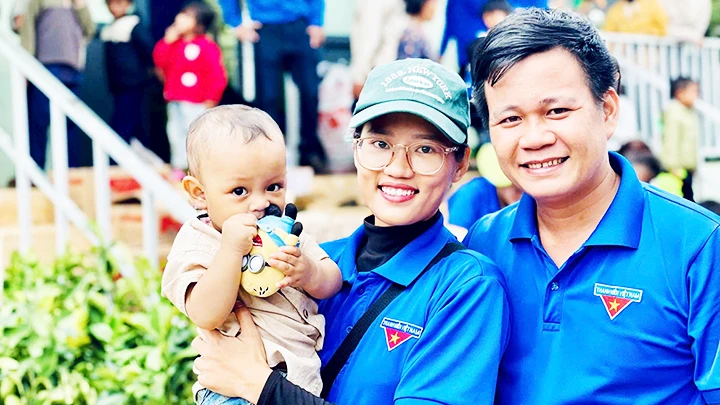 Anh Trân và chị Nữ trong chuyến tình nguyện ở xã Trà Lĩnh (huyện Nam Trà My, Quảng Nam).