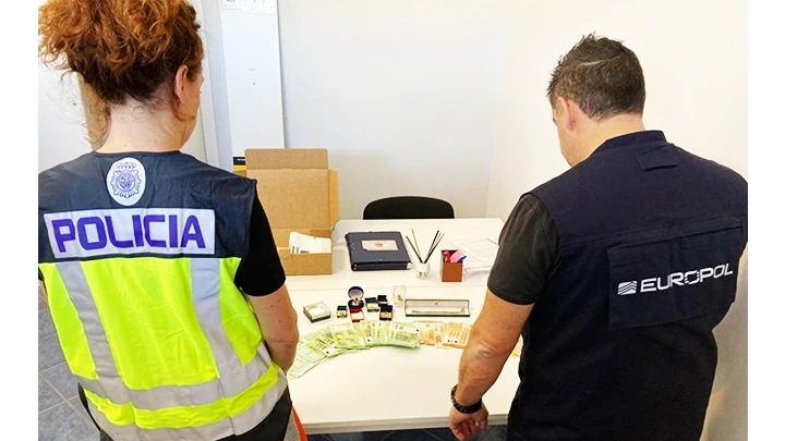 Cảnh sát Tây Ban Nha kiểm tra tang vật trong vụ án rửa tiền. Ảnh: EUROPOL
