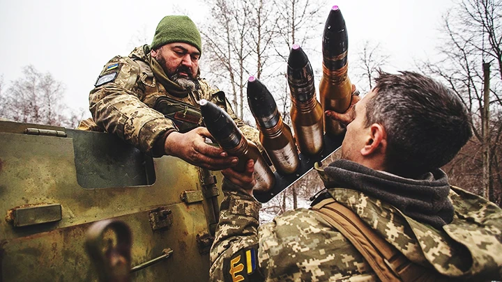 Binh sĩ Ukraine vận chuyển đạn pháo trên chiến trường. Ảnh: AP