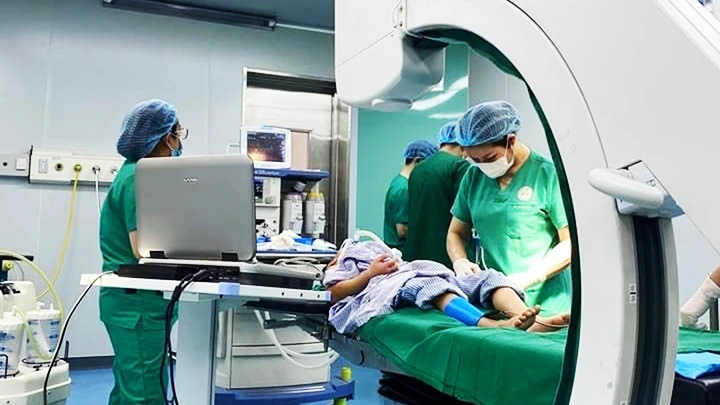 Sửa đổi Luật Đấu thầu để người bệnh được tiếp cận kỹ thuật điều trị hiện đại.