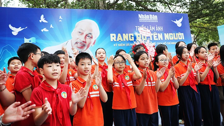 Vang lên câu hát “Ai yêu Bác Hồ Chí Minh hơn thiếu niên nhi đồng” tại triển lãm “Rạng rỡ tên Người” do Báo Nhân Dân tổ chức.