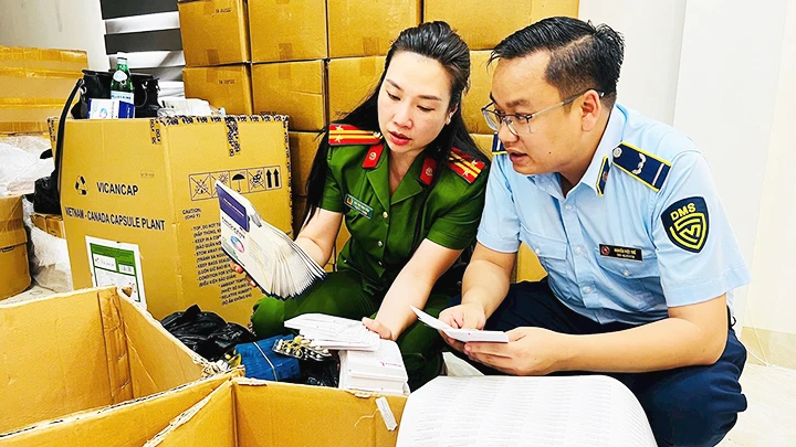 Khám xét kho hàng của đường dây sản xuất hơn 100 tấn thực phẩm chức năng, thiết bị y tế giả vừa bị Công an Hà Nội triệt phá. Ảnh: PC03 (Công an Hà Nội) cung cấp