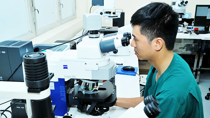 Mất rất nhiều thời gian làm các thủ tục hành chính để giải ngân kinh phí cho các đề tài khoa học. Ảnh: NAM ANH