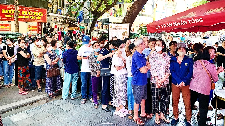 Người mua xếp hàng mua vàng tại Bảo Tín Minh Châu. Ảnh: TIẾN ANH