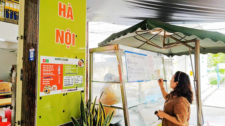 Mỗi ngày, quán ăn của bà Giang lại dành một số suất ăn cho người nghèo, kéo theo những người khác cùng hỗ trợ.