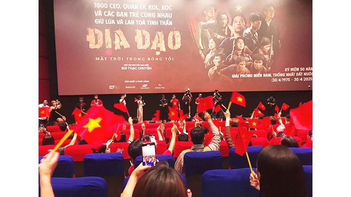 Văn nghệ sĩ kỳ vọng nhận được hỗ trợ nhiều hơn từ các doanh nghiệp cho các hoạt động sáng tạo, quảng bá văn hóa, văn nghệ như trường hợp phim “Địa đạo - Mặt trời trong bóng tối” vừa qua. Ảnh: QUANG HƯNG