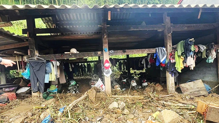Một nhà dân ở thôn Phiêng Khăm, xã Yến Dương, huyện Ba Bể ngập trong bùn, đất, đá sau lũ quét. Ảnh: TUẤN SƠN