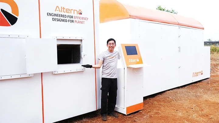 Anh Hồ Việt Hải bên công trình pin cát do mình sáng tạo.