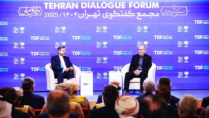Tổng thống Iran Masoud Pezeshkian (phải) tại Diễn đàn Đối thoại Tehran. Ảnh: REUTERS