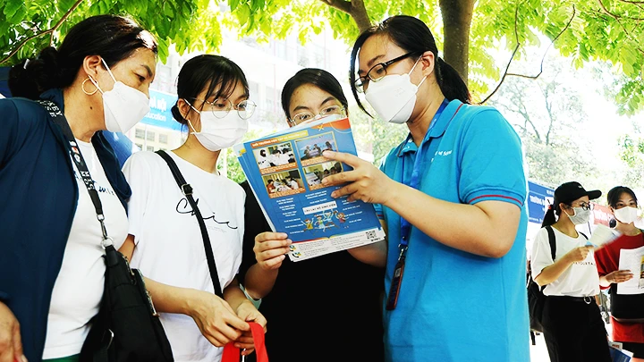 Người dân cần tuân thủ các khuyến cáo phòng bệnh để bảo vệ bản thân và cộng đồng. Ảnh: NAM NGUYỄN