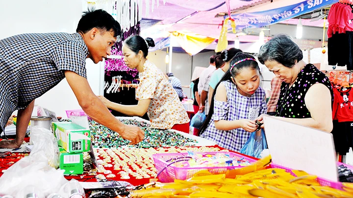 Rất nhiều hộ và cá nhân kinh doanh nộp thuế theo hình thức khoán. Ảnh: NGUYỆT ANH