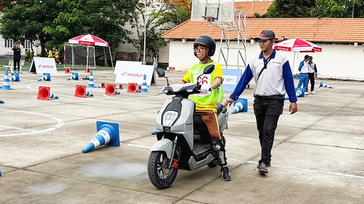 Học sinh được hướng dẫn lái xe gắn máy an toàn khi tham gia giao thông.