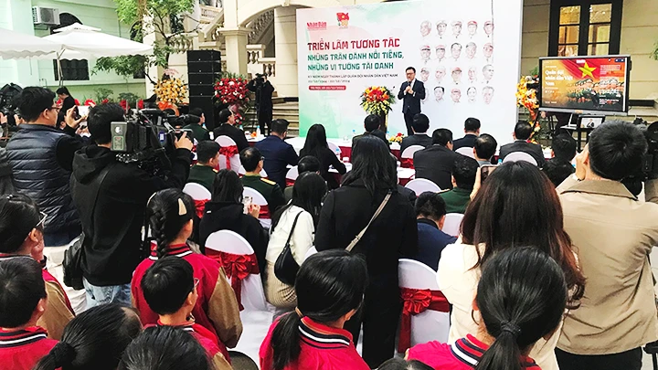 Triển lãm tương tác “Những trận đánh nổi tiếng, những vị tướng tài danh” kỷ niệm 80 năm thành lập Quân đội nhân dân Việt Nam là một trong những hoạt động do Báo Nhân Dân tổ chức với hình thức xã hội hóa, ứng dụng hiệu quả công nghệ số, thu hút đông đảo công chúng. Ảnh: HOÀNG HOA
