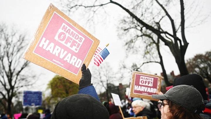 Nhiều người phản đối sự can thiệp của Nhà trắng tại Harvard. Ảnh: REUTERS